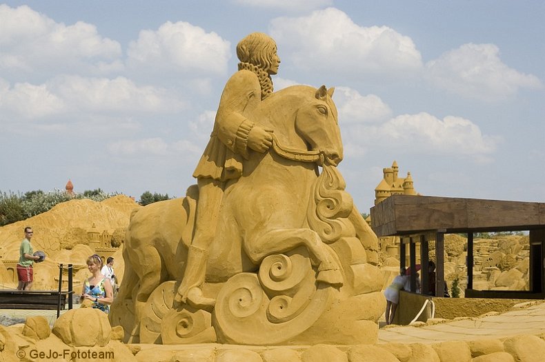 zandsculptureblankenbergefoto80.jpg